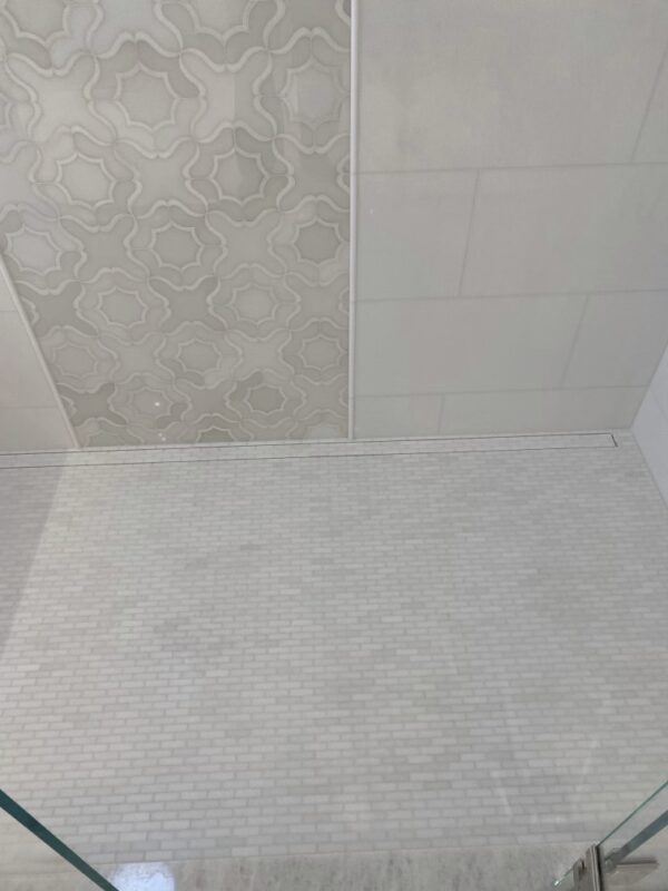 Gardenia Waterjet mosaic with Thassos field tile